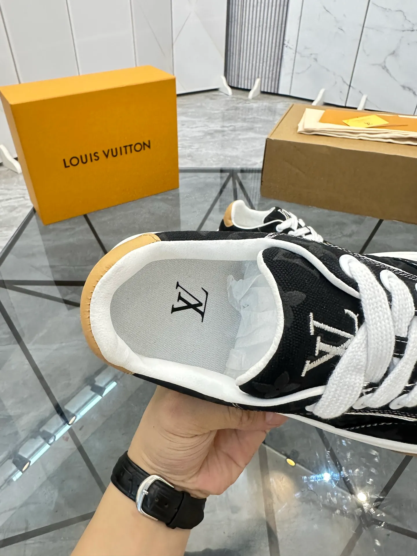 Men's shoes for sale 💰: 💰P660¥ Top quality Comes with airplane case Product trademark: LV* "Louis Vuitton*" low-top casual shoes Regular size: 35-44 (can be customized to 45) Couple style Product materials: imported nubuck leather upper, sheepskin lining, original outsole. Number: 819